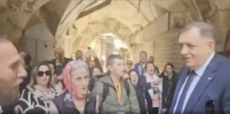 SPREMAN ZA ZVEZDE GRANDA :Pogledajte kako prvi čovjek SNSD-a pjeva na ulicama Jerusalima