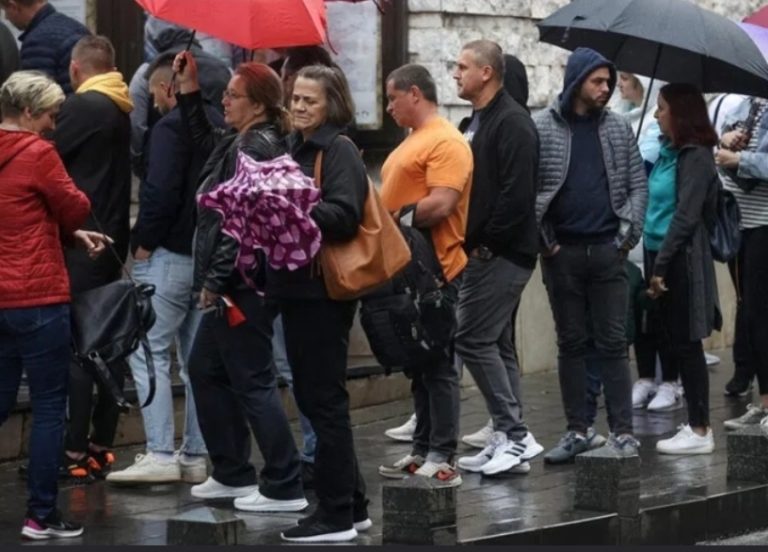 VRAĆAJU NAM SE VIZE? Građani BiH ponovo u strahu od redova pred ambasadama dok vlasti ignorišu upozorenja iz EU