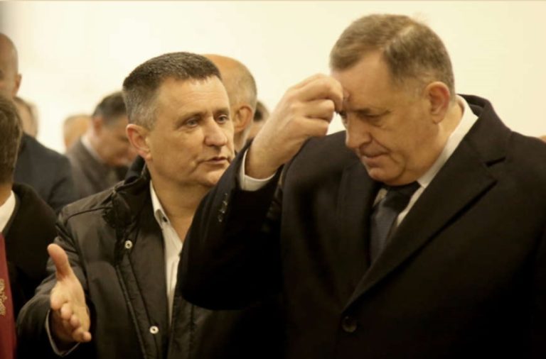 ​SVAŠTA ĆE MI RADITI, ALI ISTINA ĆE IZAĆI: Đajić u klinču sa vrhom SNSD-a.