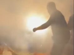 Mladići skinuli zastavu Republike Srpske s jarbola pa je zapalili, sve objavili na internetu