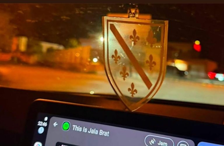 Policijska patrola RS-a zaprijetila vozaču na putu prema Cazinu: Sporni simboli na automobilu