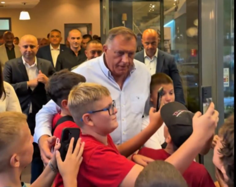 Viralni snimak iz Doboja podigao prašinu: Dječaci “spontano” opkolili Dodika za selfie