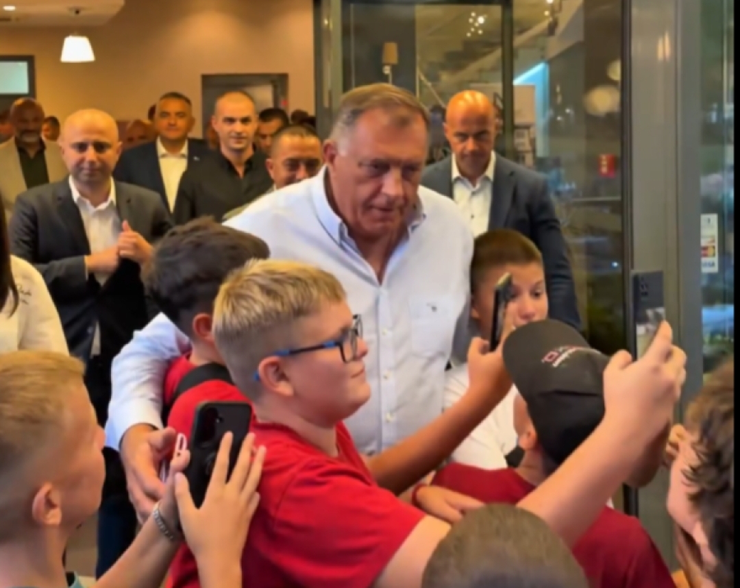 Viralni snimak iz Doboja podigao prašinu: Dječaci “spontano” opkolili Dodika za selfie