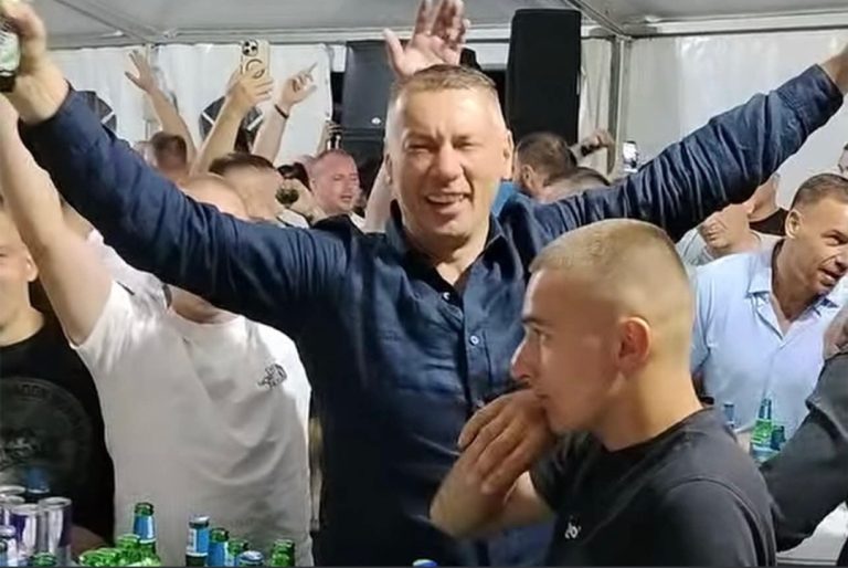 Nenad Nešić u akciji u Bratuncu na svega 500 metara od policijske stanice