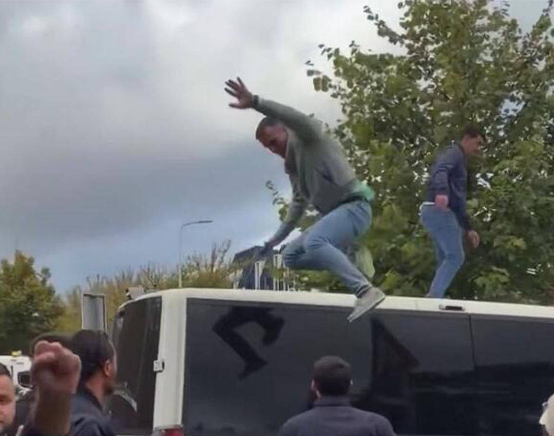 Sukobi s policijom u Hagu: Tokom protesta nakon presude Tačiju razbijana policijska vozila