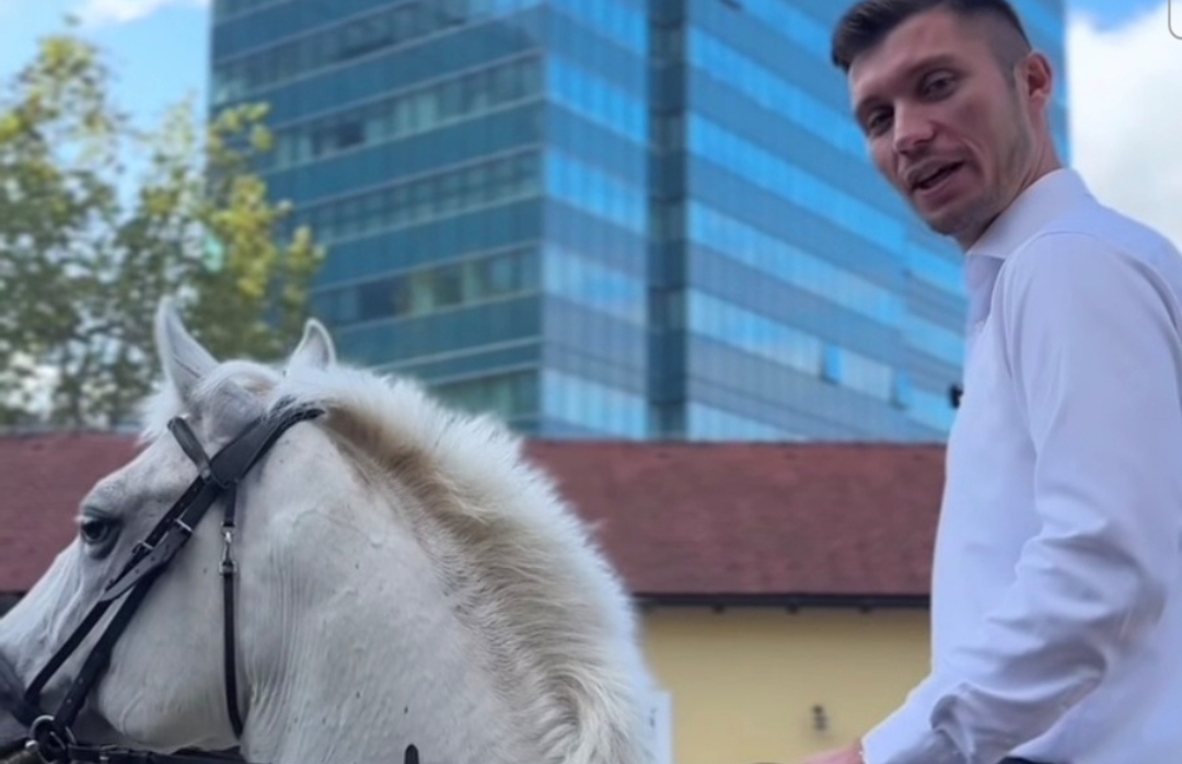 Protest zbog skupog goriva: Političar na konju stigao pred Vladu RS