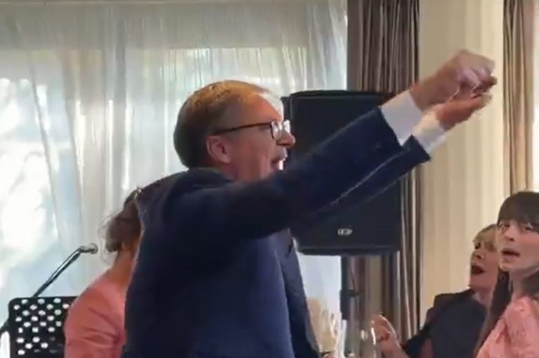 ​Reakcije na društvenim mrežama ne jenjavaju: Snimak Vučićevog slavlja uoči ostavke izazvao lavinu kritika i osuda.