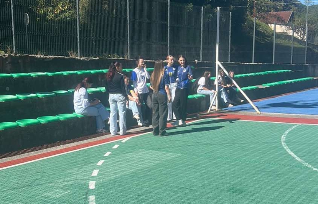 ​Srebrenica: Okupljanje ispred škole uz poruku “Dres BiH nam neće zabraniti”